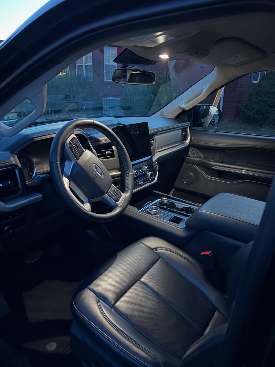 Detailed Ford Expedition front seats and dash